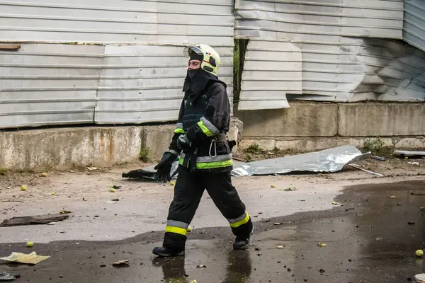 Kharkiv, Ukrayna, 30 Haziran 2024 ikinci tugaydan itfaiyeciler Nova Poshta terminaline müdahale ettiler. Postane bir Rus FAB 500 füzesiyle bombalandı ve hasar oldukça büyüktü..