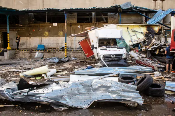 Kharkiv, Ukrayna, 30 Haziran 2024 Rus FAB 500 güdümlü hava bombasıyla imha edilen Nova Poshta terminalinde araçlar yandı. Hasar oldukça fazlaydı..