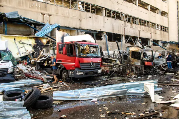 Kharkiv, Ukrayna, 30 Haziran 2024 Rus FAB 500 güdümlü hava bombasıyla imha edilen Nova Poshta terminalinde araçlar yandı. Hasar oldukça fazlaydı..