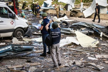 Kharkiv, Ukrayna, 30 Haziran 2024 Savaş Suçları Savcısı ve polis Kharkiv 'deki Nova Poshta terminaline Rus FAB 500 güdümlü bir hava bombasıyla hava saldırısı yerindeler..