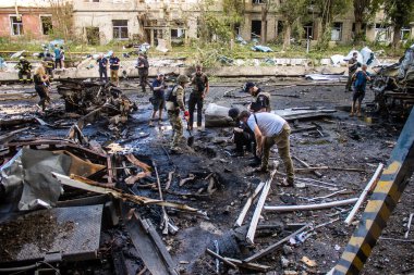Kharkiv, Ukrayna, 30 Haziran 2024 Savaş Suçları Savcısı ve polis Kharkiv 'deki Nova Poshta terminaline Rus FAB 500 güdümlü bir hava bombasıyla hava saldırısı yerindeler..