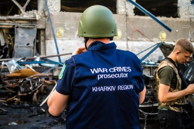 Kharkiv, Ukrayna, 30 Haziran 2024 Savaş Suçları Savcısı ve polis Kharkiv 'deki Nova Poshta terminaline Rus FAB 500 güdümlü bir hava bombasıyla hava saldırısı yerindeler..