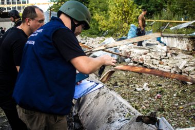 Kharkiv, Ukrayna, 30 Haziran 2024 Savaş Suçları Savcısı ve polis Kharkiv 'deki Nova Poshta terminaline Rus FAB 500 güdümlü bir hava bombasıyla hava saldırısı yerindeler..