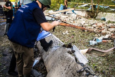 Kharkiv, Ukrayna, 30 Haziran 2024 Savaş Suçları Savcısı ve polis Kharkiv 'deki Nova Poshta terminaline Rus FAB 500 güdümlü bir hava bombasıyla hava saldırısı yerindeler..