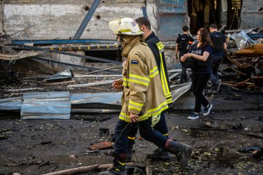 Kharkiv, Ukrayna, 30 Haziran 2024 ikinci tugaydan itfaiyeciler Nova Poshta terminaline müdahale ettiler. Postane bir Rus FAB 500 füzesiyle bombalandı ve hasar oldukça büyüktü..