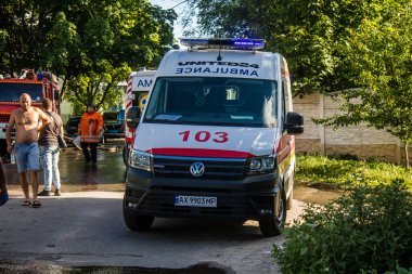 Kharkiv, Ukrayna, 30 Haziran 2024 Kurtarma ekibi Rus güdümlü bir hava bombası FAB 500 ile imha edilen Nova Poshta terminaline müdahale etti. Sivil altyapı Rus ordusunun olağan hedefi..