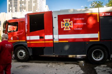 Kharkiv, Ukrayna, 30 Haziran 2024 ikinci tugaydan itfaiyeciler Nova Poshta terminaline müdahale ettiler. Postane bir Rus FAB 500 füzesiyle bombalandı ve hasar oldukça büyüktü..