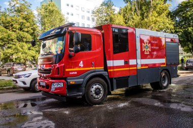 Kharkiv, Ukrayna, 30 Haziran 2024 ikinci tugaydan itfaiyeciler Nova Poshta terminaline müdahale ettiler. Postane bir Rus FAB 500 füzesiyle bombalandı ve hasar oldukça büyüktü..