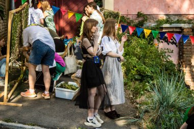 Kharkiv, Ukrayna, 30 Haziran 2024 Ukrayna ordusunu desteklemek için bir grup gönüllü tarafından bir yardım konseri düzenlendi. Bağışlar sayesinde askeri teçhizat satın alınabiliyor..