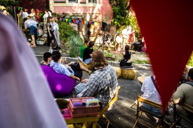 Kharkiv, Ukrayna, 30 Haziran 2024 Ukrayna ordusunu desteklemek için bir grup gönüllü tarafından bir yardım konseri düzenlendi. Bağışlar sayesinde askeri teçhizat satın alınabiliyor..