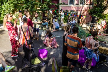 Kharkiv, Ukrayna, 30 Haziran 2024 Ukrayna ordusunu desteklemek için bir grup gönüllü tarafından bir yardım konseri düzenlendi. Bağışlar sayesinde askeri teçhizat satın alınabiliyor..