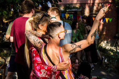 Kharkiv, Ukrayna, 30 Haziran 2024 Ukrayna ordusunu desteklemek için bir grup gönüllü tarafından bir yardım konseri düzenlendi. Bağışlar sayesinde askeri teçhizat satın alınabiliyor..