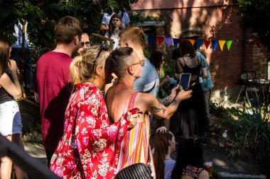 Kharkiv, Ukrayna, 30 Haziran 2024 Ukrayna ordusunu desteklemek için bir grup gönüllü tarafından bir yardım konseri düzenlendi. Bağışlar sayesinde askeri teçhizat satın alınabiliyor..