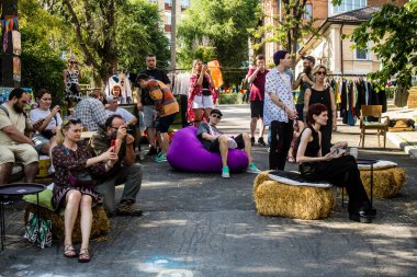 Kharkiv, Ukrayna, 30 Haziran 2024 Ukrayna ordusunu desteklemek için bir grup gönüllü tarafından bir yardım konseri düzenlendi. Bağışlar sayesinde askeri teçhizat satın alınabiliyor..