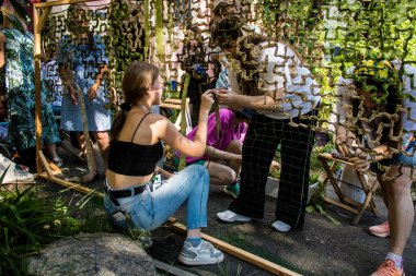 Kharkiv, Ukrayna, 30 Haziran 2024 Scheznyk gönüllü grupları Ukrayna ordusuna destek sağlamak için bir kamuflaj şebekesi oluşturuyorlar. Kar amacı gütmeyen örgüt, savaş çabalarını desteklemek isteyen gençler tarafından kuruldu..