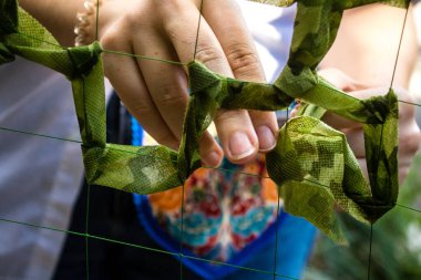 Kharkiv, Ukrayna, 30 Haziran 2024 Scheznyk gönüllü grupları Ukrayna ordusuna destek sağlamak için bir kamuflaj şebekesi oluşturuyorlar. Kar amacı gütmeyen örgüt, savaş çabalarını desteklemek isteyen gençler tarafından kuruldu..