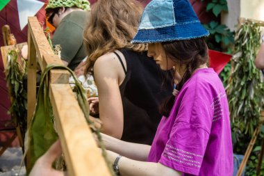 Kharkiv, Ukrayna, 30 Haziran 2024 Scheznyk gönüllü grupları Ukrayna ordusuna destek sağlamak için bir kamuflaj şebekesi oluşturuyorlar. Kar amacı gütmeyen örgüt, savaş çabalarını desteklemek isteyen gençler tarafından kuruldu..