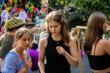 Kharkiv, Ukrayna, 30 Haziran 2024 Scheznyk gönüllü grupları Ukrayna ordusuna destek sağlamak için bir kamuflaj şebekesi oluşturuyorlar. Kar amacı gütmeyen örgüt, savaş çabalarını desteklemek isteyen gençler tarafından kuruldu..