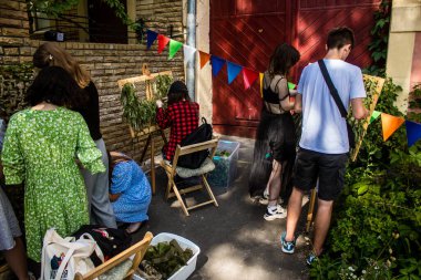 Kharkiv, Ukrayna, 30 Haziran 2024 Scheznyk gönüllü grupları Ukrayna ordusuna destek sağlamak için bir kamuflaj şebekesi oluşturuyorlar. Kar amacı gütmeyen örgüt, savaş çabalarını desteklemek isteyen gençler tarafından kuruldu..