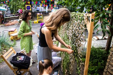 Kharkiv, Ukrayna, 30 Haziran 2024 Scheznyk gönüllü grupları Ukrayna ordusuna destek sağlamak için bir kamuflaj şebekesi oluşturuyorlar. Kar amacı gütmeyen örgüt, savaş çabalarını desteklemek isteyen gençler tarafından kuruldu..