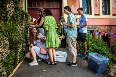 Kharkiv, Ukrayna, 30 Haziran 2024 Scheznyk gönüllü grupları Ukrayna ordusuna destek sağlamak için bir kamuflaj şebekesi oluşturuyorlar. Kar amacı gütmeyen örgüt, savaş çabalarını desteklemek isteyen gençler tarafından kuruldu..