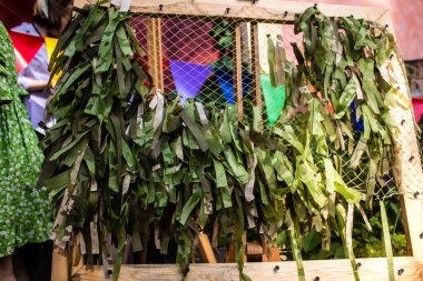 Kharkiv, Ukrayna, 30 Haziran 2024 Scheznyk gönüllü grupları Ukrayna ordusuna destek sağlamak için bir kamuflaj şebekesi oluşturuyorlar. Kar amacı gütmeyen örgüt, savaş çabalarını desteklemek isteyen gençler tarafından kuruldu..