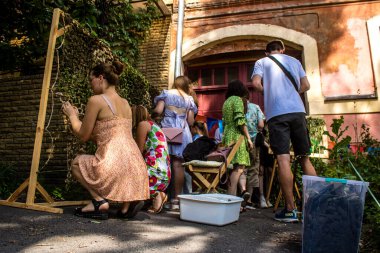 Kharkiv, Ukrayna, 30 Haziran 2024 Scheznyk gönüllü grupları Ukrayna ordusuna destek sağlamak için bir kamuflaj şebekesi oluşturuyorlar. Kar amacı gütmeyen örgüt, savaş çabalarını desteklemek isteyen gençler tarafından kuruldu..