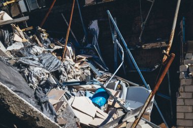 Tsyrkuny, Ukrayna, 29 Haziran 2024 Tsyrkuny köyündeki yıkılan bina. Rus kuvvetleri Kharkiv Oblastı 'ndaki Tsyrkuny köyüne güdümlü hava bombasıyla saldırdılar..