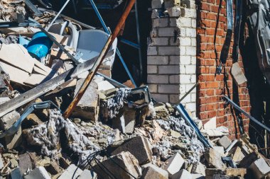 Tsyrkuny, Ukrayna, 29 Haziran 2024 Tsyrkuny köyündeki yıkılan bina. Rus kuvvetleri Kharkiv Oblastı 'ndaki Tsyrkuny köyüne güdümlü hava bombasıyla saldırdılar..