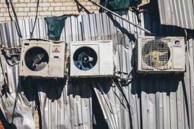 Tsyrkuny, Ukrayna, 29 Haziran 2024 Tsyrkuny köyündeki yıkılan bina. Rus kuvvetleri Kharkiv Oblastı 'ndaki Tsyrkuny köyüne güdümlü hava bombasıyla saldırdılar..