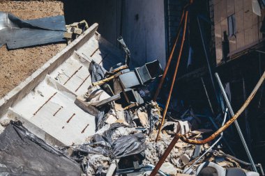 Tsyrkuny, Ukrayna, 29 Haziran 2024 Tsyrkuny köyündeki yıkılan bina. Rus kuvvetleri Kharkiv Oblastı 'ndaki Tsyrkuny köyüne güdümlü hava bombasıyla saldırdılar..