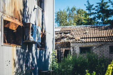 Tsyrkuny, Ukrayna, 29 Haziran 2024 Tsyrkuny köyündeki yıkılan bina. Rus kuvvetleri Kharkiv Oblastı 'ndaki Tsyrkuny köyüne güdümlü hava bombasıyla saldırdılar..