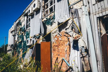 Tsyrkuny, Ukrayna, 29 Haziran 2024 Tsyrkuny köyündeki yıkılan bina. Rus kuvvetleri Kharkiv Oblastı 'ndaki Tsyrkuny köyüne güdümlü hava bombasıyla saldırdılar..