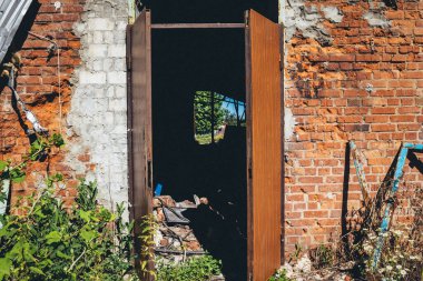 Tsyrkuny, Ukrayna, 29 Haziran 2024 Tsyrkuny köyündeki yıkılan bina. Rus kuvvetleri Kharkiv Oblastı 'ndaki Tsyrkuny köyüne güdümlü hava bombasıyla saldırdılar..