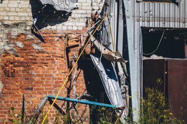 Tsyrkuny, Ukrayna, 29 Haziran 2024 Tsyrkuny köyündeki yıkılan bina. Rus kuvvetleri Kharkiv Oblastı 'ndaki Tsyrkuny köyüne güdümlü hava bombasıyla saldırdılar..