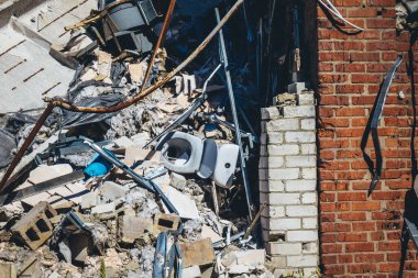 Tsyrkuny, Ukrayna, 29 Haziran 2024 Tsyrkuny köyündeki yıkılan bina. Rus kuvvetleri Kharkiv Oblastı 'ndaki Tsyrkuny köyüne güdümlü hava bombasıyla saldırdılar..