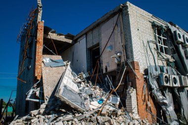 Tsyrkuny, Ukrayna, 29 Haziran 2024 Tsyrkuny köyündeki yıkılan bina. Rus kuvvetleri Kharkiv Oblastı 'ndaki Tsyrkuny köyüne güdümlü hava bombasıyla saldırdılar..