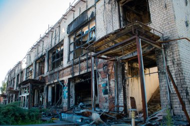 Tsyrkuny, Ukrayna, 29 Haziran 2024 Tsyrkuny köyündeki yıkılan bina. Rus kuvvetleri Kharkiv Oblastı 'ndaki Tsyrkuny köyüne güdümlü hava bombasıyla saldırdılar..