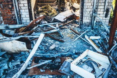 Tsyrkuny, Ukrayna, 29 Haziran 2024 Tsyrkuny köyündeki yıkılan bina. Rus kuvvetleri Kharkiv Oblastı 'ndaki Tsyrkuny köyüne güdümlü hava bombasıyla saldırdılar..