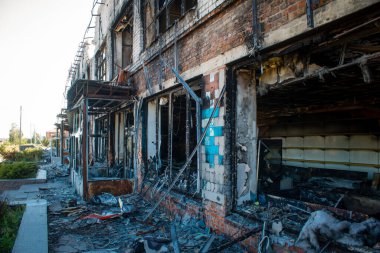 Tsyrkuny, Ukrayna, 29 Haziran 2024 Tsyrkuny köyündeki yıkılan bina. Rus kuvvetleri Kharkiv Oblastı 'ndaki Tsyrkuny köyüne güdümlü hava bombasıyla saldırdılar..