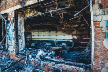 Tsyrkuny, Ukrayna, 29 Haziran 2024 Tsyrkuny köyündeki yıkılan bina. Rus kuvvetleri Kharkiv Oblastı 'ndaki Tsyrkuny köyüne güdümlü hava bombasıyla saldırdılar..