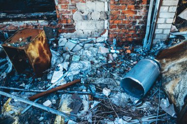 Tsyrkuny, Ukrayna, 29 Haziran 2024 Tsyrkuny köyündeki yıkılan bina. Rus kuvvetleri Kharkiv Oblastı 'ndaki Tsyrkuny köyüne güdümlü hava bombasıyla saldırdılar..