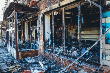 Tsyrkuny, Ukrayna, 29 Haziran 2024 Tsyrkuny köyündeki yıkılan bina. Rus kuvvetleri Kharkiv Oblastı 'ndaki Tsyrkuny köyüne güdümlü hava bombasıyla saldırdılar..