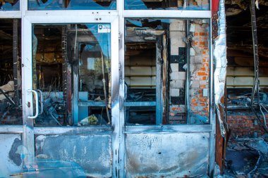 Tsyrkuny, Ukrayna, 29 Haziran 2024 Tsyrkuny köyündeki yıkılan bina. Rus kuvvetleri Kharkiv Oblastı 'ndaki Tsyrkuny köyüne güdümlü hava bombasıyla saldırdılar..