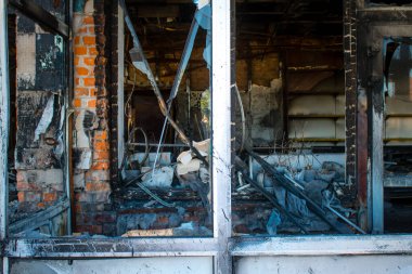 Tsyrkuny, Ukrayna, 29 Haziran 2024 Tsyrkuny köyündeki yıkılan bina. Rus kuvvetleri Kharkiv Oblastı 'ndaki Tsyrkuny köyüne güdümlü hava bombasıyla saldırdılar..