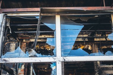 Tsyrkuny, Ukrayna, 29 Haziran 2024 Tsyrkuny köyündeki yıkılan bina. Rus kuvvetleri Kharkiv Oblastı 'ndaki Tsyrkuny köyüne güdümlü hava bombasıyla saldırdılar..