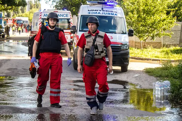 Kharkiv, Ukrayna, 30 Haziran 2024 Kurtarma ekibi Rus güdümlü bir hava bombası FAB 500 ile imha edilen Nova Poshta terminaline müdahale etti. Sivil altyapı Rus ordusunun olağan hedefi..