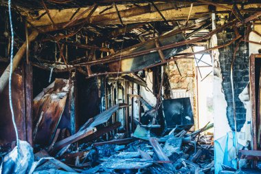 Tsyrkuny, Ukrayna, 29 Haziran 2024 Tsyrkuny köyündeki yıkılan bina. Rus kuvvetleri Kharkiv Oblastı 'ndaki Tsyrkuny köyüne güdümlü hava bombasıyla saldırdılar..