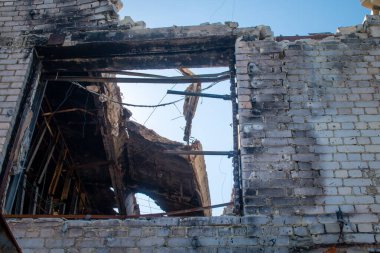 Tsyrkuny, Ukrayna, 29 Haziran 2024 Tsyrkuny köyündeki yıkılan bina. Rus kuvvetleri Kharkiv Oblastı 'ndaki Tsyrkuny köyüne güdümlü hava bombasıyla saldırdılar..