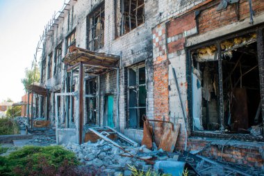 Tsyrkuny, Ukrayna, 29 Haziran 2024 Tsyrkuny köyündeki yıkılan bina. Rus kuvvetleri Kharkiv Oblastı 'ndaki Tsyrkuny köyüne güdümlü hava bombasıyla saldırdılar..